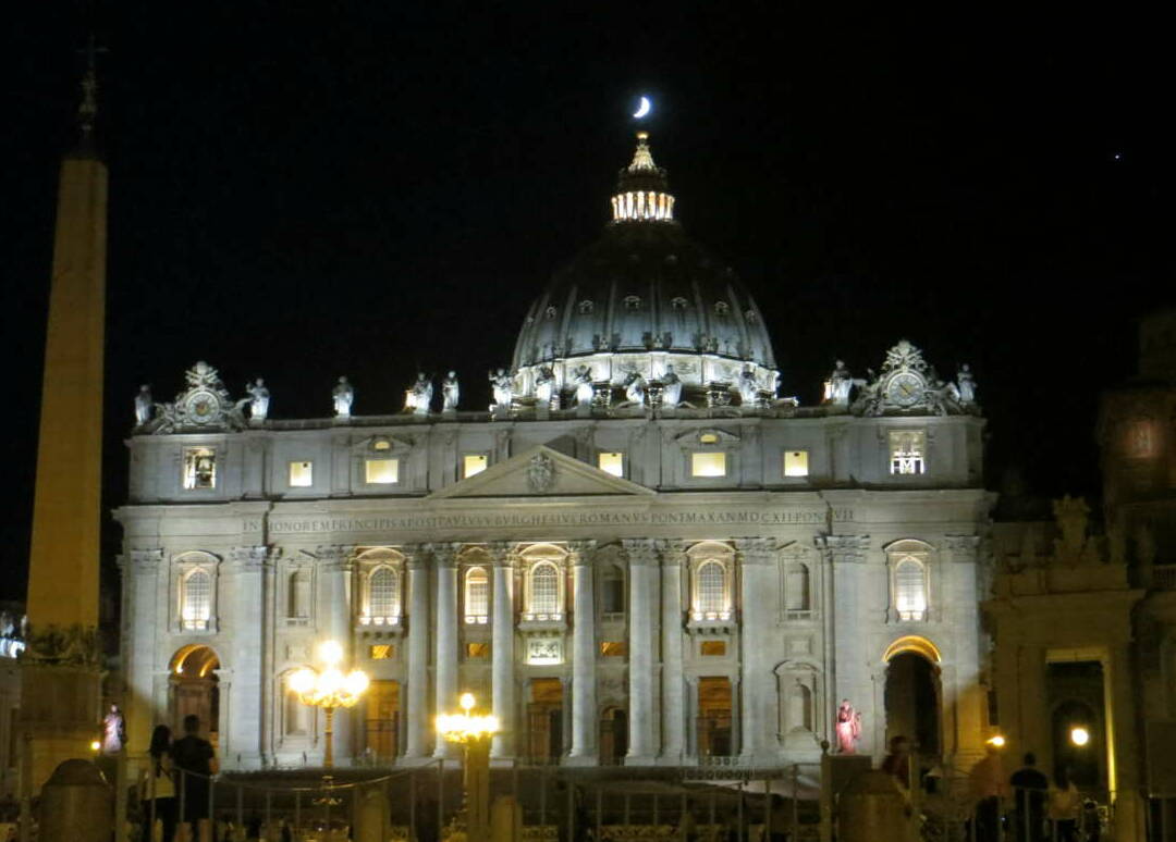 Rom – Petersdom mit Halbmond